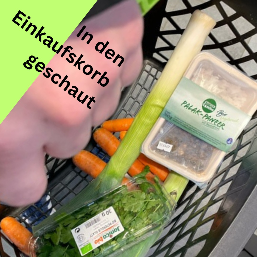 Matthias, unser Food-Fotograf war einkaufen … ;-o))
Palak Paneer mit Basmatireis - Das traditionelle indische Spinat-Curry mit Paneer Käse und duftendem Basmatireis, verfeinert mit Garam Masala. Eine sinnlich wärmende Gewürzmischung aus Kardamom, Zimt, schwarzem Pfeffer und Gewürznelken.
Genau das Richtige im noch immer sehr erfrischenden Winteraustreiben!
Was wohl mit dem Lauch und den Karotten geschehen wird?
#vegan #vegansofig #vegansalad #veganfood #veganfoodporn #vegetarianfood #kochenohnetiere #vegansofinstagramm #vegandeutschland #vegankochen #veganfoodlover #kochenohneknochen #suppe #suppen #bio #vegandeutsch #biomarkt #bioprodukte #veganfortheplanet #veganforlife #veganuary
