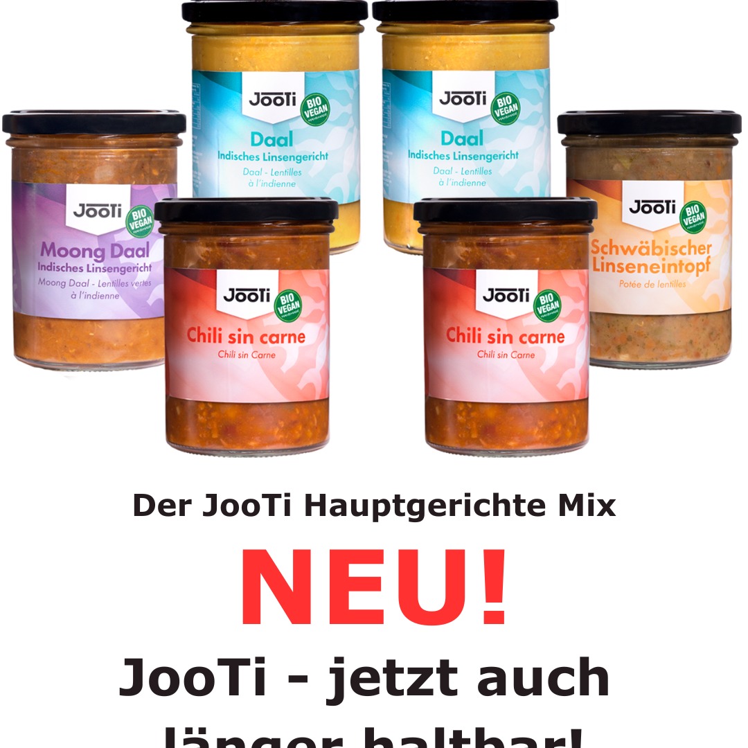 6 x bio-vegane Genussfreude in köstlichster JooTi-Qualität - doch diesmal länger haltbar durch unser spezielles geschmacks- und vitalstoffschonendes Erhitzen.
Je 2x das Daal für den exotischen Linsengenuss mit feinsten indischen Gewürzen und das mexikanische Chili für die Party im Alltag oder am Buffet.
Je 1x das Moong Daal für genussvolle Entschleunigung und Magen-Meditation zwischen turbulenten Lebensmomenten und der Schwäbische Linseneintopf, ein Klassiker aus Mutters Kochbuch, der wie früher schmeckt.
Alles genussvolle Kraftspender aus Hülsenfrüchten, fein abgeschmeckt mit edlen Gewürzen und frischen Kräutern.
Zu bestellen bei:
• Amazon.de
• eBay.de
• Kaufland
• Hood
• Shop Apotheke
... und schon hast du unseren Löffelgenuss zu Hause ... ;-o))
Guten Appetit!