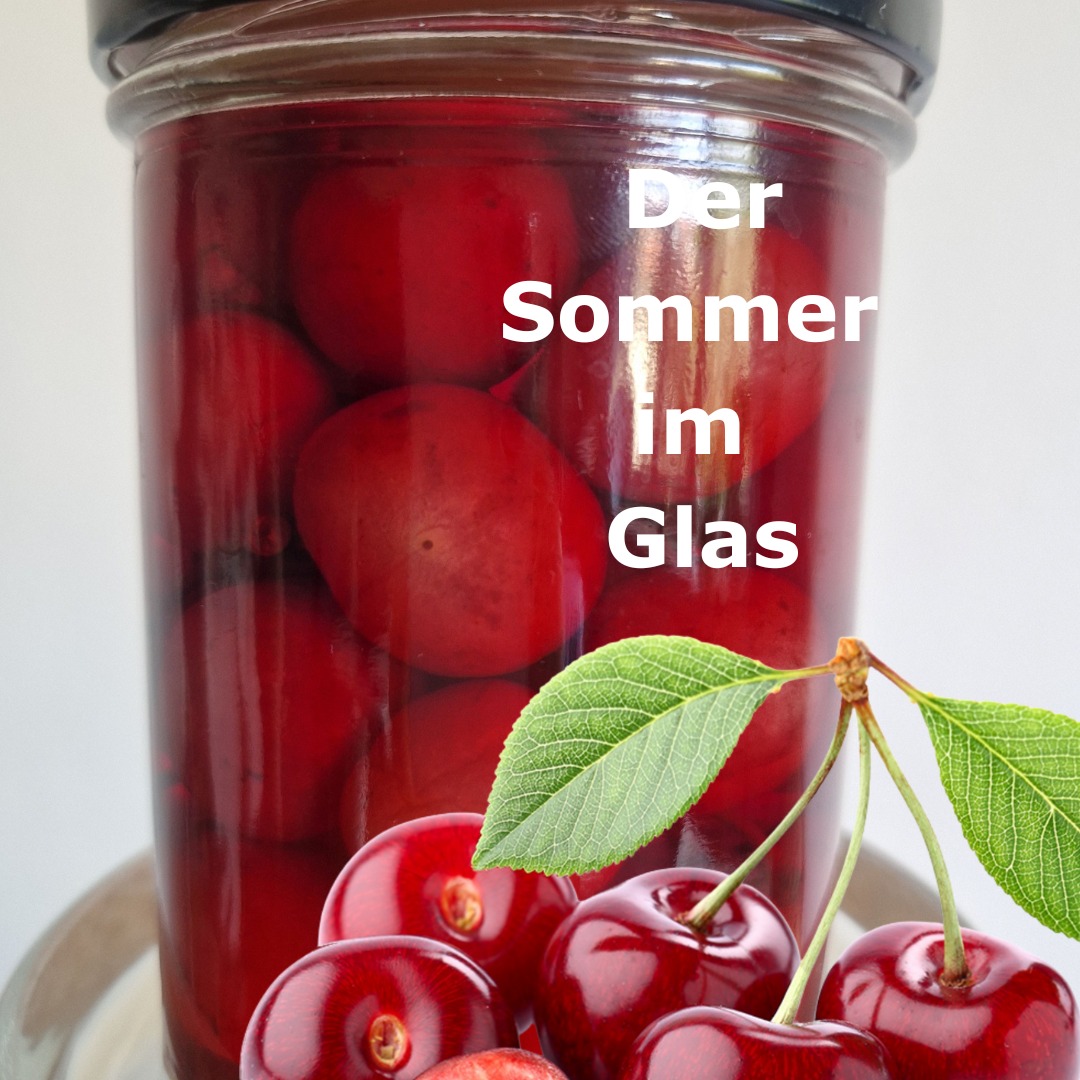 JooTi`s Cocktailkirschen für kühle Cocktails an heißen Tagen in einigen Bars in München!
Bereits im 17. Jahrhundert startete die Cocktailkirsche ihre Karriere als Garnitur für Cocktails und Speisen in Kroatien und Frankreich - und landete Ende des 19. Jahrhunderts als Luxusimport in Amerika.
Die Herstellungsverfahren spannten einen breiten Bogen von natürlichem Einlegen bis zum Einsatz von giftigen und gesundheitsgefährdenden Stoffen.
In der JooTi-Küche kamen nur ausgewählte Bio-Kirschen aus Italien ins Glas. Eingekocht wie früher bei Oma, wartet nun die pralle Sonnenkraft Italiens darauf, vor oder nach dem genüsslichen Schlürfen zuerst auf der Zunge und dann im Magen zu strahlen.
Wir JooTi´s wünschen: Salute!