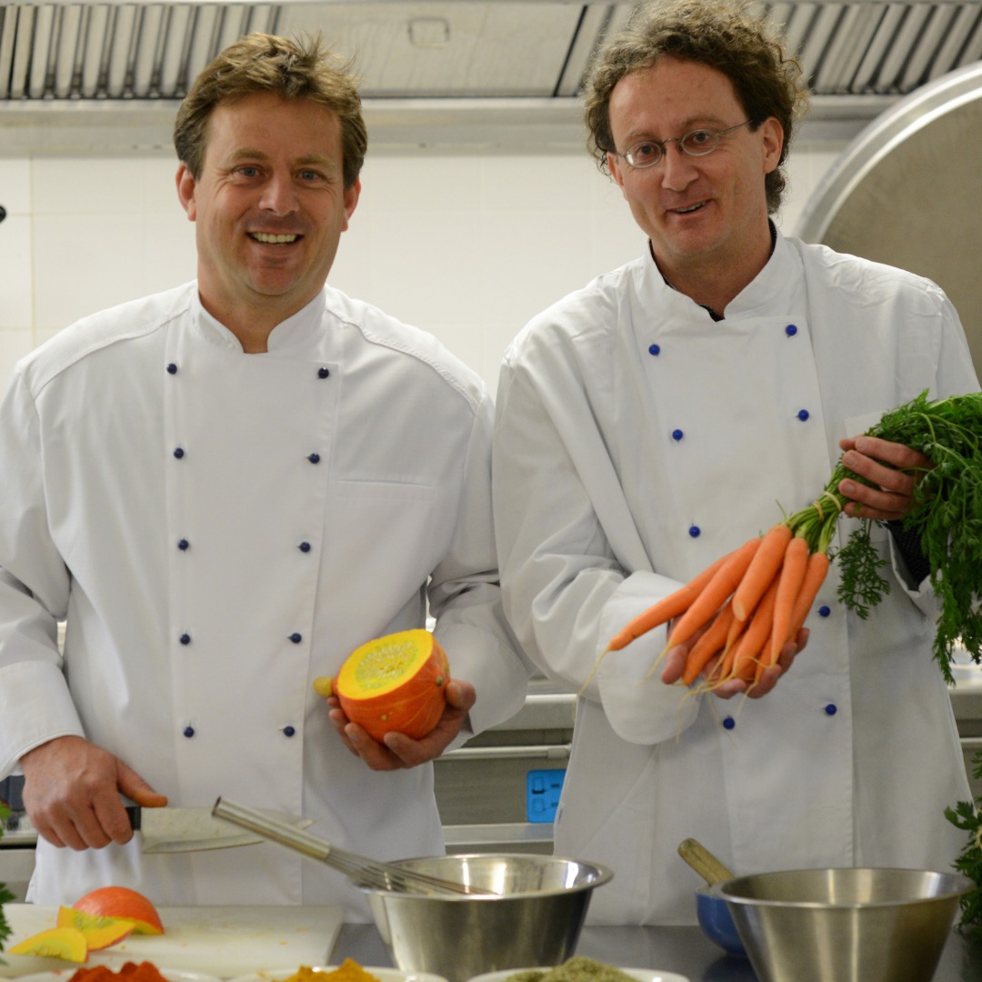 Wir sind JooTi!
JOOachim Schwarz und TImo Kreuzer
Unser genussvolles Zusammenspiel begann vor vielen Jahren im ersten veganen Restaurant Münchens – im Zerwirk. Dort entstand auch unsere Idee für biofrische vegane Fertiggerichte. Mit überraschenden Rezepten und besten Bio-Zutaten wollten wir begeistern – und das tun wir heute noch.
Es ist uns also mehr als nur gelungen!
Unsere Speisekarte eröffneten wir damals mit einem indischen Daal, einem veganen Coq au Vin und einer Kürbissuppe. Über die Jahre entwickelte sie sich zu einer kulinarischen Genussreise.
Heute verführen wir deine Zunge und Magen mit „Deutscher Hausmannskost“, die wie bei Oma schmeckt, mit exotischem Gaumenvergnügen und orientalischen Gewürzmärchen aus Tausendundeine*Nacht.
Zu Hause, unterwegs oder am Arbeitsplatz lassen sie dich einmal rund um die Welt schmecken und köstlich speisen.
Du bekommst unsere JooTi-Frischegerichte vor allem in München und Süddeutschland, doch auch bundesweit, in Frankreich und der Schweiz in vielen Bioläden und Reformhäusern.
Wenn nicht, dann frag` doch einfach bei der Marktleitung nach unseren Gerichten oder bestelle über unseren Shop: https://www.jooti.shop/
Wir wünschen dir Guten Appetit!